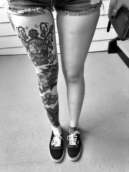 Großes Tattoo auf dem Bein Sleeve