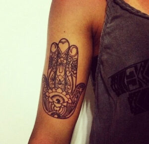 Hand der Fatima auf dem arm