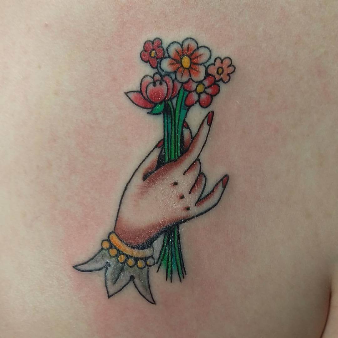 Tattoo Hand mit Blumenstrauß