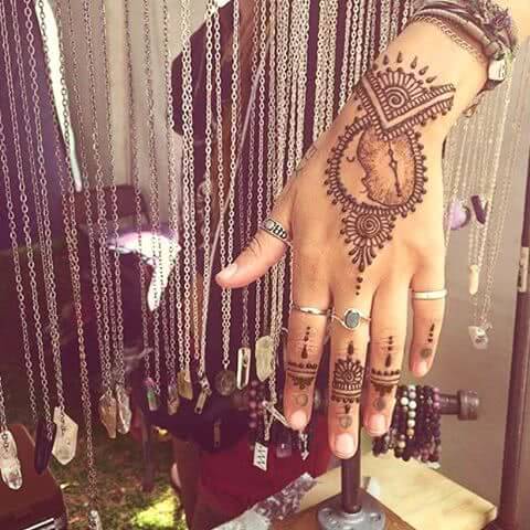 Tattoo Henna auf der Hand und Finger