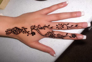 Henna auf Finger und Hand