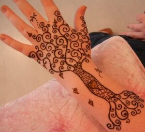 Henna Baum mit Herzen