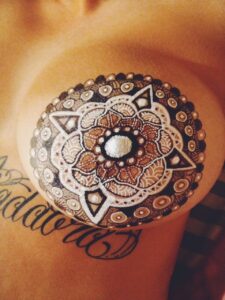 Henna Brusttattoo