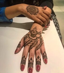 Hennatattoo auf Hand und Fingern