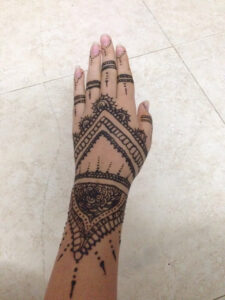 Hennaverzierungen auf der Hand