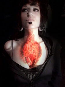 3D Herz in Flammen Tattoo Motiv auf der Brust
