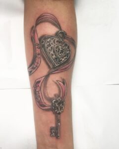 Herz mit Schluessel Unterarm