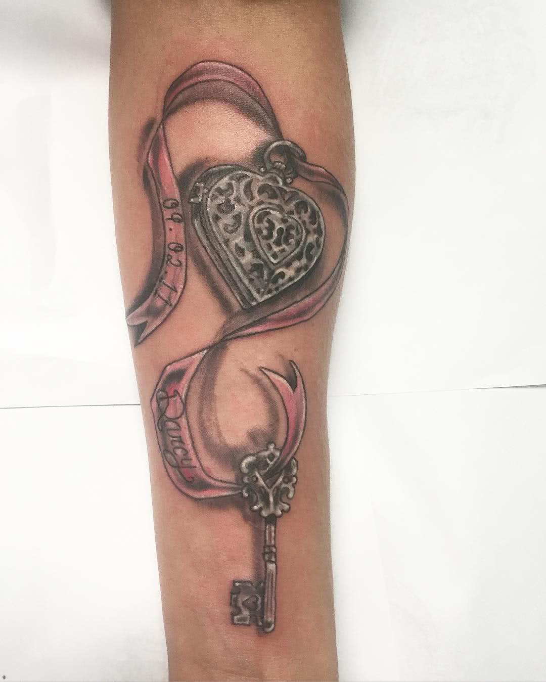 Tattoo Herz mit Schluessel Unterarm