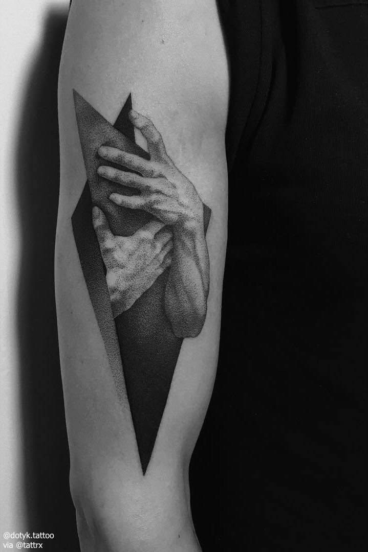 Tattoo Hände und Dreiecke auf der Oberarm