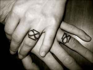 Hochzeits-Tattoo Finger