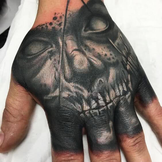 Tattoo Horrortattoo auf der Hand