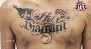 Hot Diamant Schriftzug auf der Brust