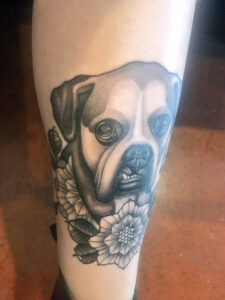 Hund mit Blumen