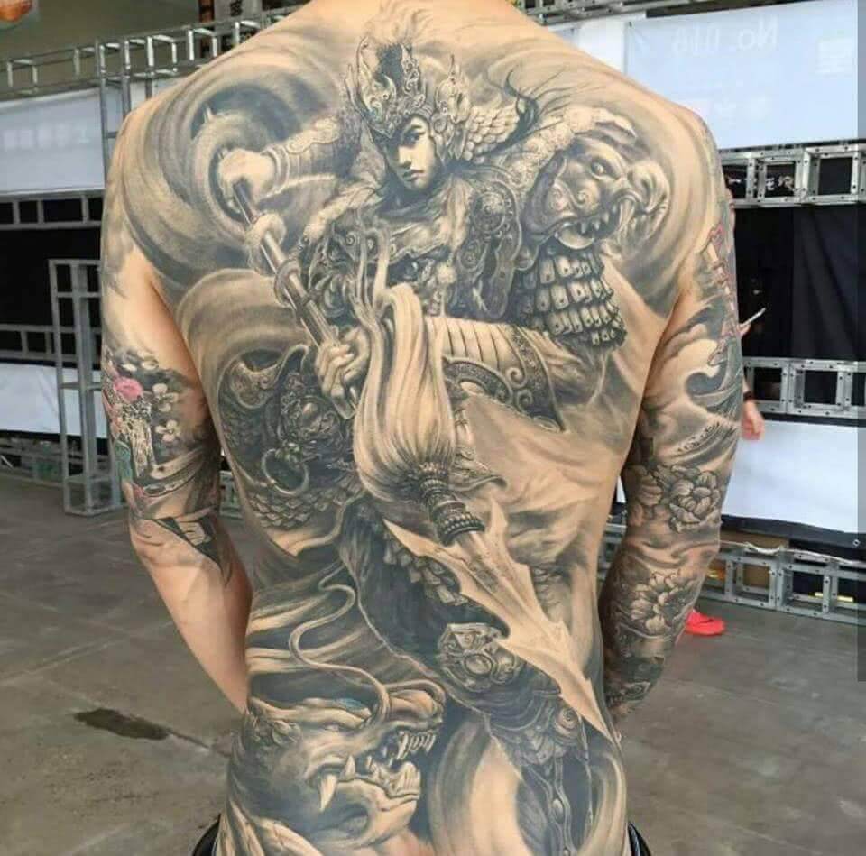 Tattoo Japanischer Drachenkämpfer auf dem Rücken