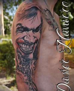 Joker Horror Tattoo Motiv am Oberarm