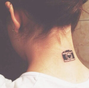 Kleine Kamera mit Herz Tattoo Idee für den Nacken