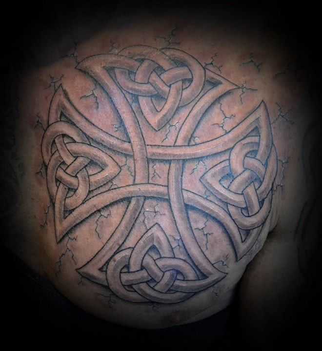 Tattoo Keltenkreuz auf Brust