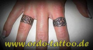 Keltische Knoten Tattoo Idee für die Finger