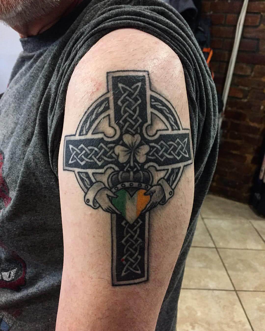 Tattoo Keltisches Kreuz mit Irischer Fahne
