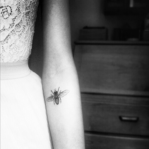 Tattoo kleine Biene Unterarm