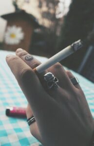 Kleiner Smily auf dem Finger