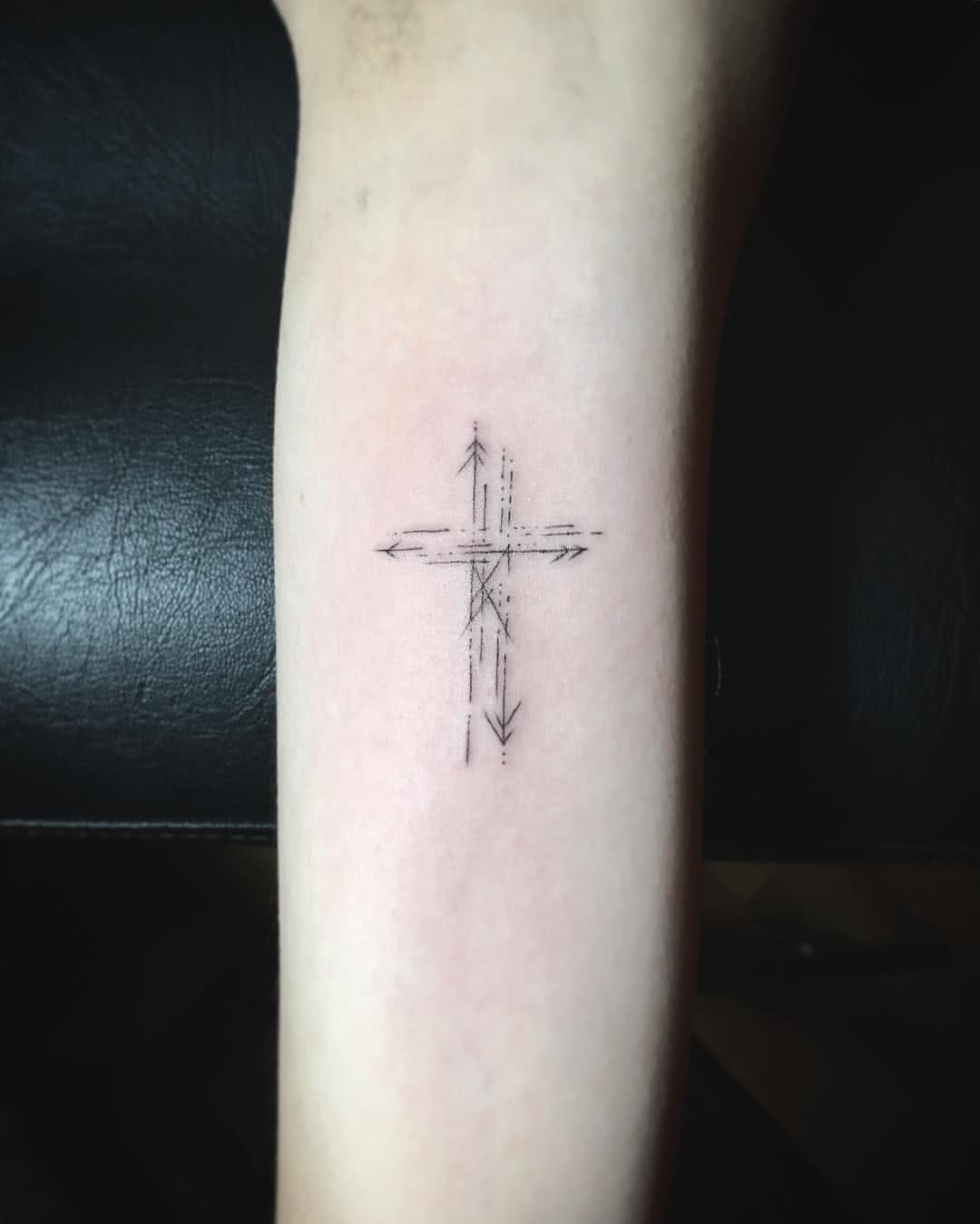 Tattoo Kleines Kreuz auf dem Unterarm