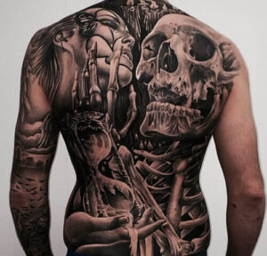 Realistisches Rücken Tattoo Design mit Totenkopf, Frau und Sanduhr