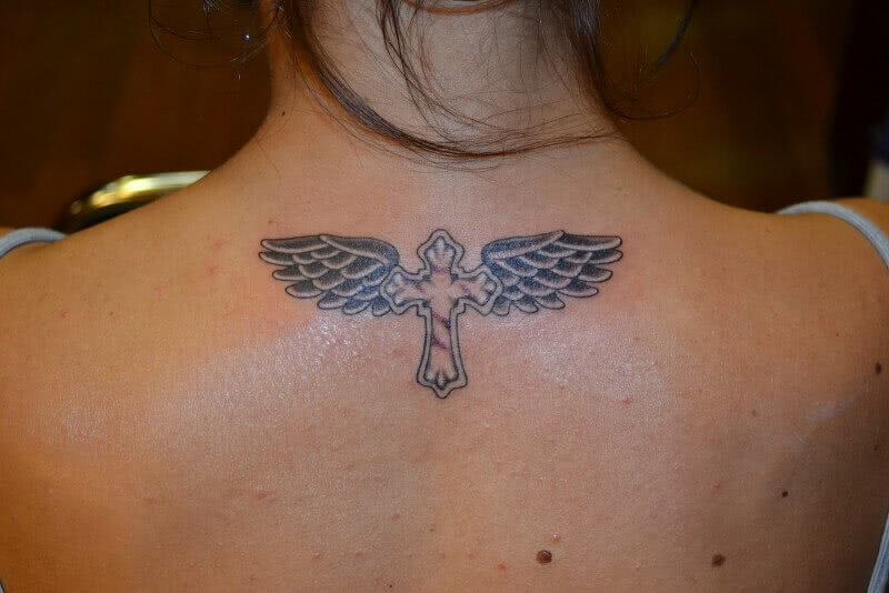 Kreuz mit Flügeln im Nacken