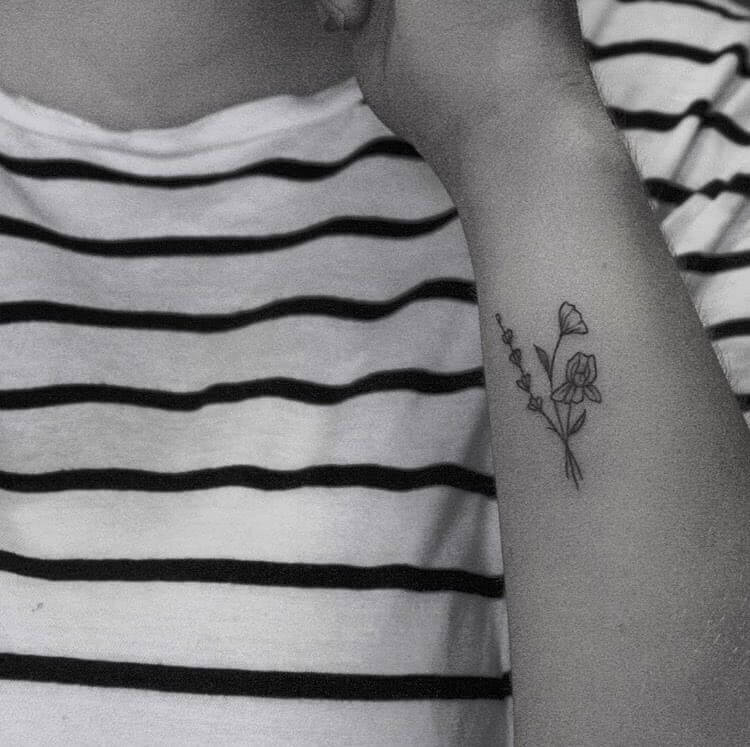 Lineart Blume – Kleines Tattoo