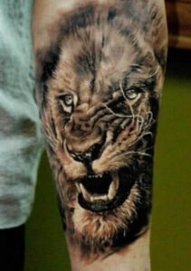 Realistisches Löwenkopf Tattoo Motiv für den Unterarm