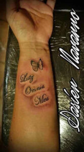 Namen Tattoo Idee mit Schmetterling am Unterarm