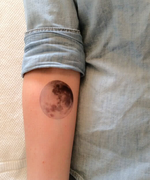 Mond auf dem Arm