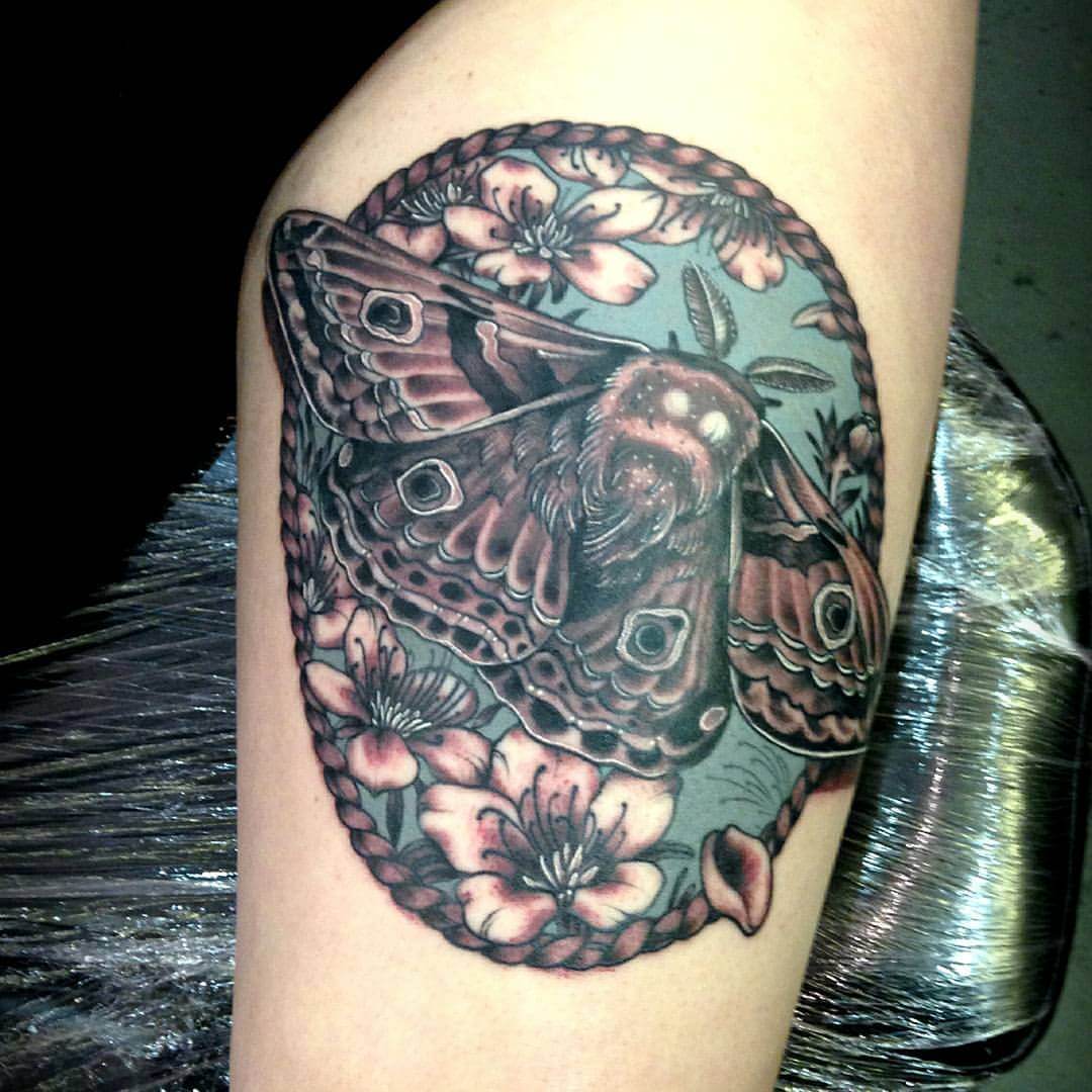 Tattoo Motte mit Blumen