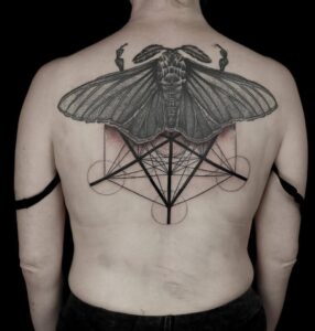Motte mit geometrischen Symbolen
