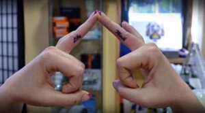 Namen Tattoo Idee für Kinder auf den Fingern