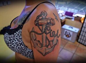 Newschool Anker Tattoo Motiv am Oberarm