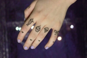 Kleine Süßigkeiten und Herzen Tattoo Ideen für die Hand