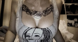 Schriftzug Tattoo ‚Nothing Lasts Forever‘ auf der Brust