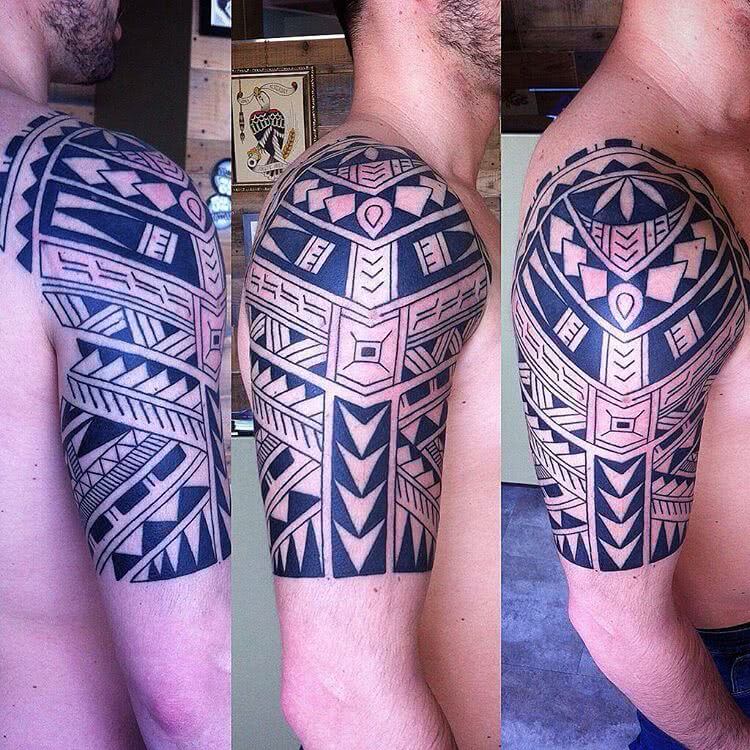 Oberarm Maori Tattoo