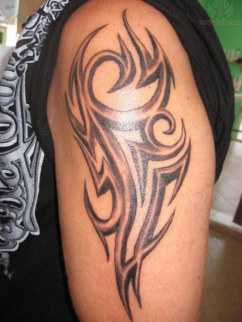 Tattoo Oberarm Tribal