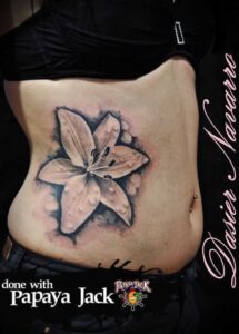 Realistisches Orchidee Tattoo Motiv für die Rippen