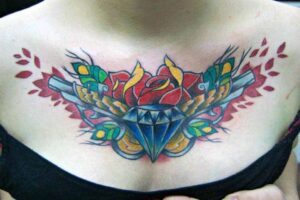 Oldschool Tattoo Idee: Rose, Diamant und Pistolen auf der Brust