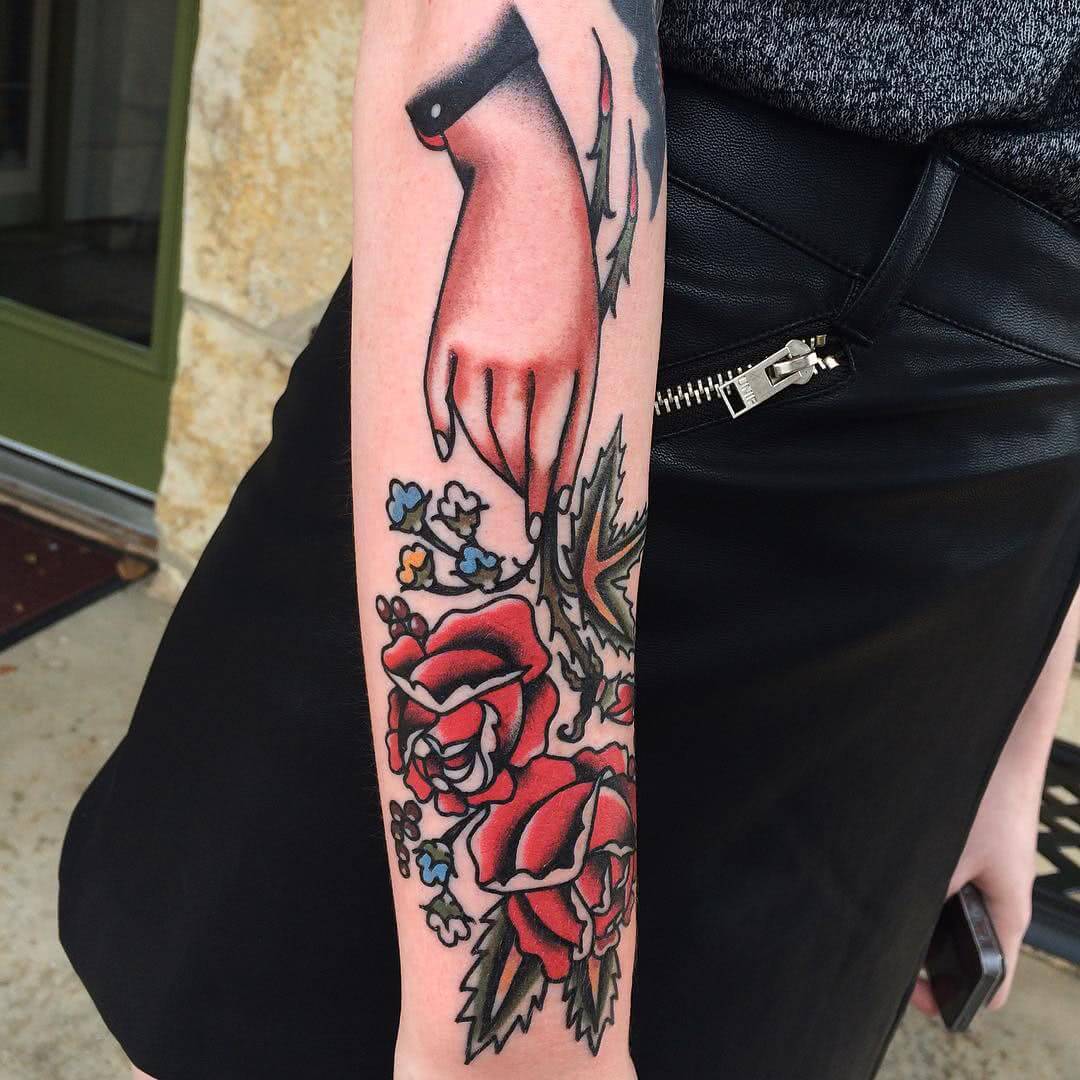 Tattoo Oldschool Tattoo einer Hand mit Blumen