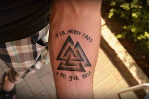 Wikinger Tattoo Motiv: Piktenknoten mit Daten am Unterarm