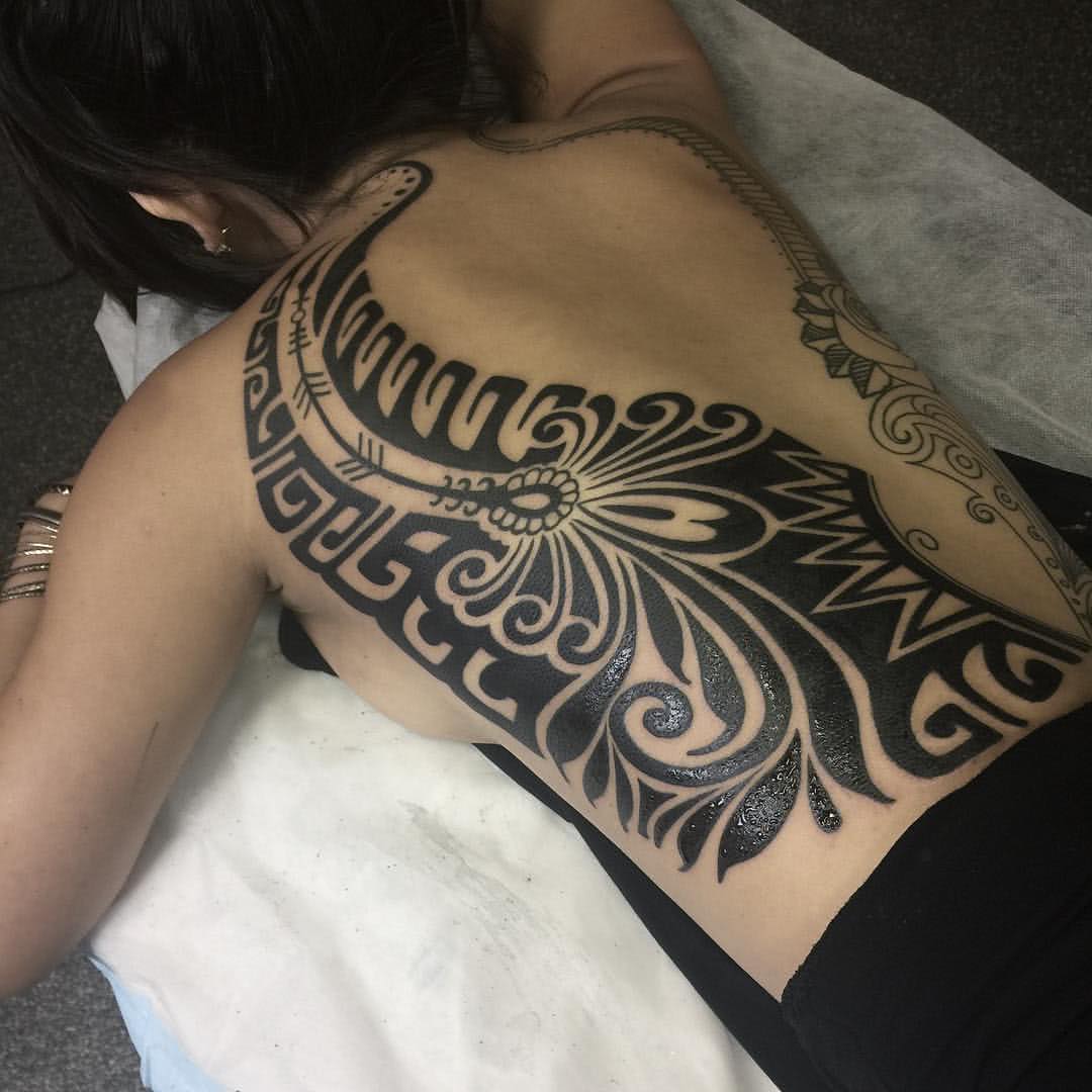 Tattoo Polynesisches Tribal auf dem Ruecken