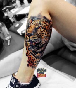 Realistischer Leopard auf der Wade