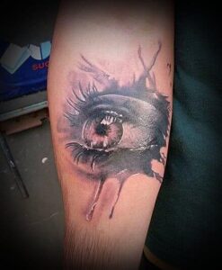 Realistisches Auge mit Tränen
