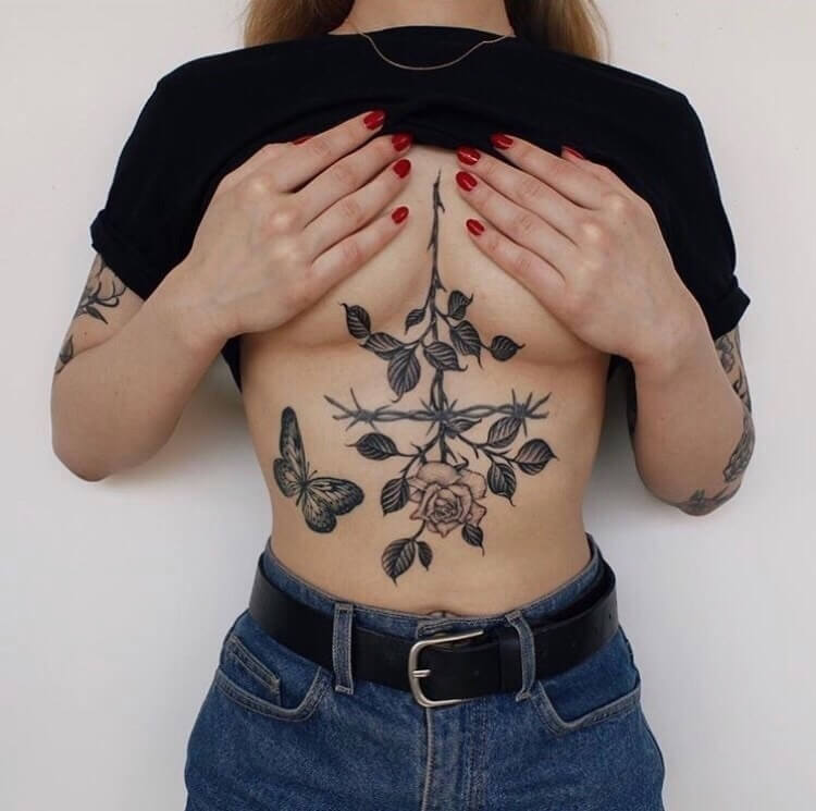Tattoo Rose als Underboob