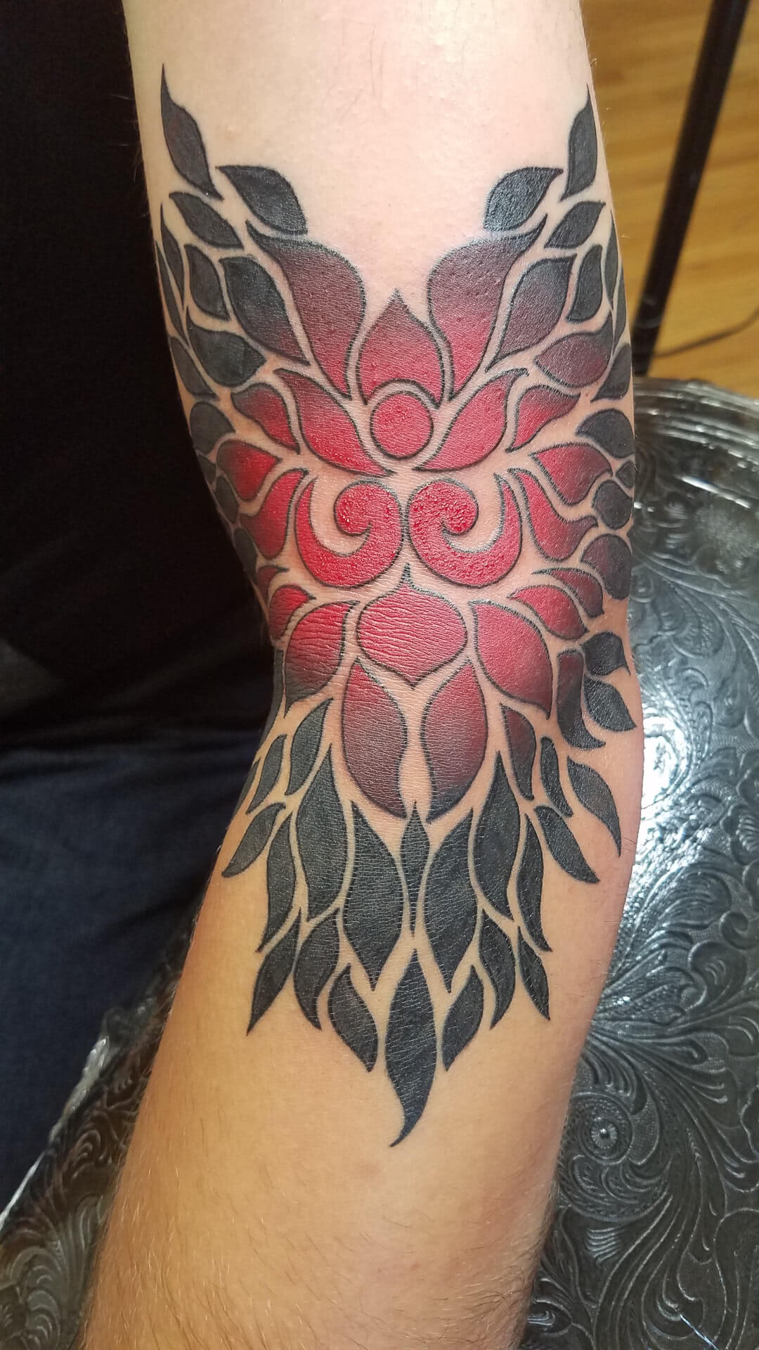 Tattoo rot/schwarzes Tribal