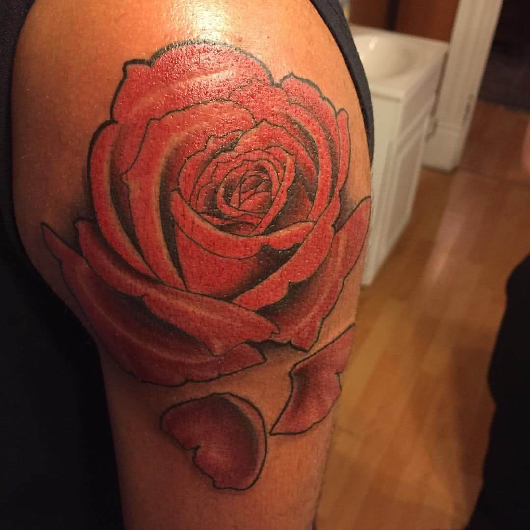 Rote Rose auf dem Oberarm